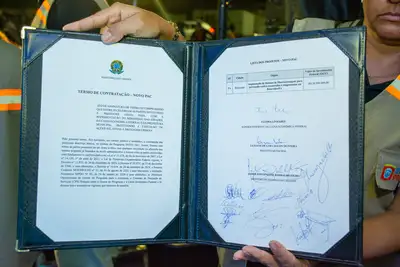 Galeria: VISITA DO MINISTRO JADER FILHO NAS OBRAS DO RESIDENCIAL CAMINHO DAS FLORES E ASSINATURA DA PEC DA ÁGUA 