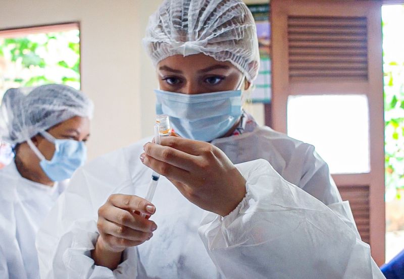 Equipe de Imunização iniciando a vacinação na residência de idosos acima dos 80 anos. 