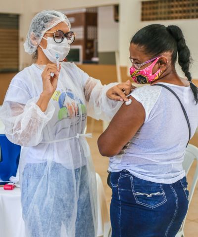 Benevides inicia vacinação contra a covid-19 para pessoas acima de 18 anos com comorbidades