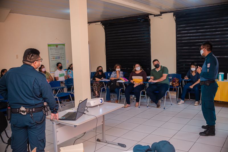 Diálogo sobre o Programa Educacional de Resistência às Drogas e à Violência (Proerd)