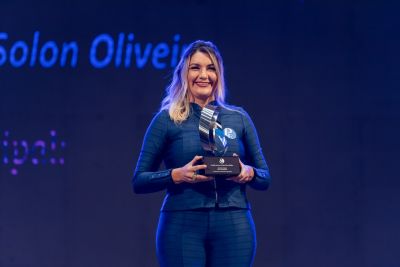 notícia: Prefeita de Benevides, Luziane Solon, recebe prêmio do SEBRAE