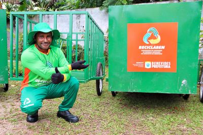 Cooperados da Reciclaben recebem novos uniformes e carrinhos da Prefeitura