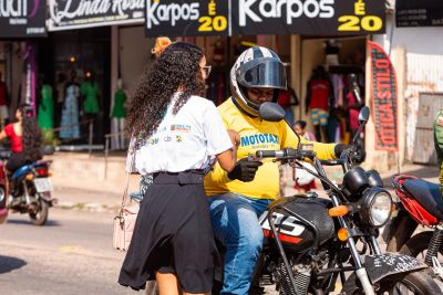 Jovens participam de atividades de conscientização para evitar acidentes de trânsito