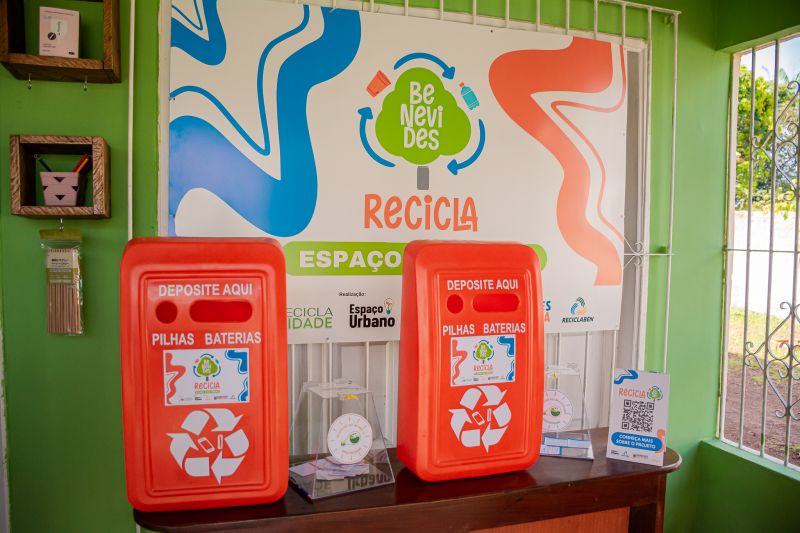 ENTREGA DE LIXEIRAS PARA RECICLAGEM DE PILHAS