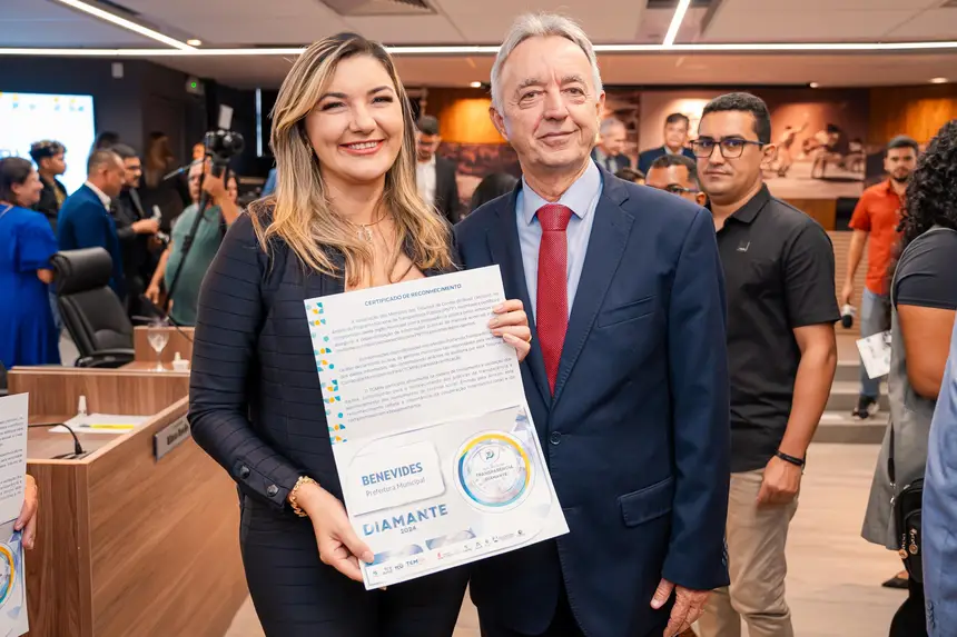 Na foto (em 2024), a Prefeita Luziane Solon recebeu a honraria na sede do TCM-PA, em Belém, estabelecendo Benevides como modelo de boa gestão. Este ano o Selo Diamante foi concedido novamente pela transparência da gestão pública em Benevides.