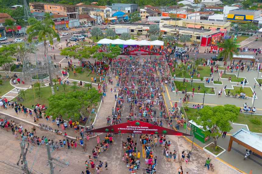 Luz, magia e muita animação: Vila Encantada de Natal transforma o Centro da Cidade de Benevides