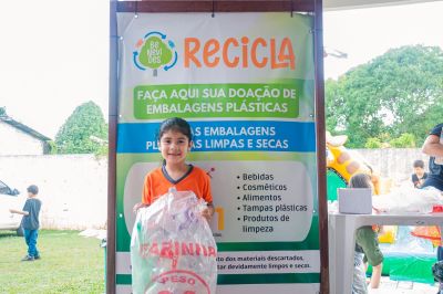 Alunos da EMEIF Mara Begot trocam recicláveis por diversão no “Recicle e Brinque” edição de Carnaval