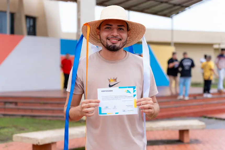 Prontos para os cortejos: Jovens e Adultos de Benevides recebem certificado pela Oficina de Pernas de pau e confecção de chapéus de fita