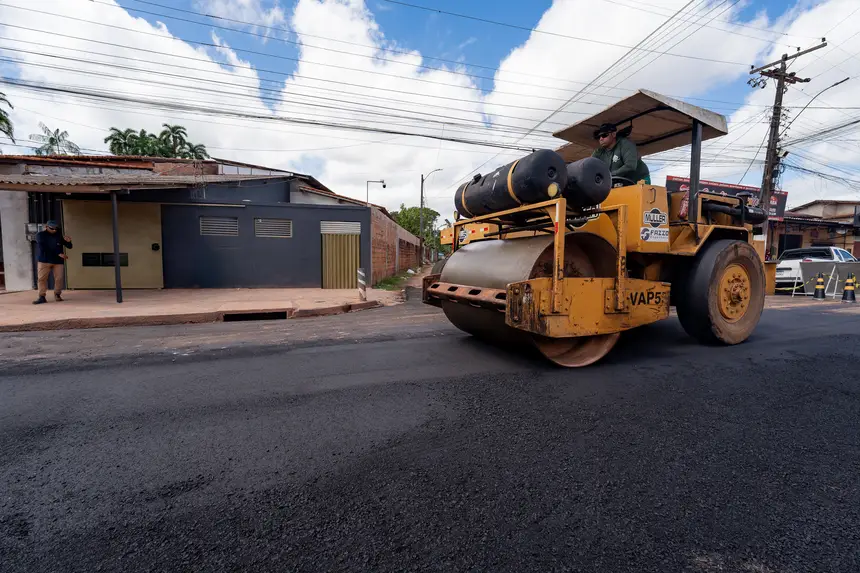 Prefeitura avança com obras estratégicas e leva novo asfalto e drenagem para diversas ruas de Benevides