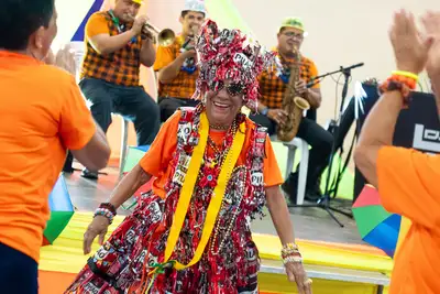 notícia: Melhor idade ganha baile carnavalesco e elege rei e rainha da festa