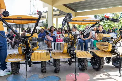 ENTREGA DE TRATOR E TRATORITOS - SEMAGRI